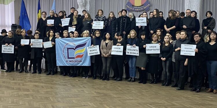 Profesorii din Republica Moldova cer o Lege anti-violență și salarii mai mari: Dacă nu vom fi auziți, vom ieși la proteste | VIDEO