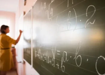 Cadrele didactice din țară vor salarii mai mari și cer o lege antiviolență: Un liceu din Capitală va organiza o masă rotundă la acest subiect | VIDEO