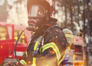 O soție de pompier din Arad a incendiat de 5 ori gospodăriile vecinilor, doar ca să-i vadă pe pompieri cum vin să stingă focul