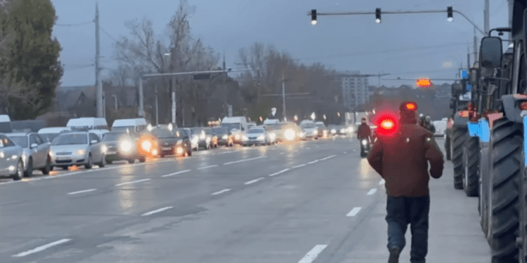Circulația rutieră pe șoseaua Hîncești din capitală, blocată de agricultori. Ce spune Poliția