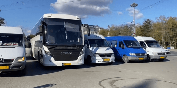 „Moldova riscă să rămână fără transport interurban”. Nemulțumiți de modificările Codului Transporturilor, șoferii protestează în fața Guvernului | VIDEO