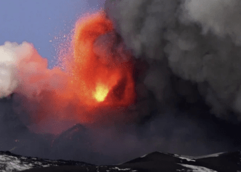 Vulcanul Etna din Sicilia a erupt din nou, luni dimineață: Din crater s-a ridicat o coloană de aproximativ 4.500 de metri