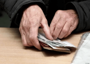 Bătrânii din Moldova numără cu teamă fiecare zi ce îi apropie de iarnă: Compensația de 800 de lei pentru lemne nu ne ajunge nici dacă facem economii | VIDEO