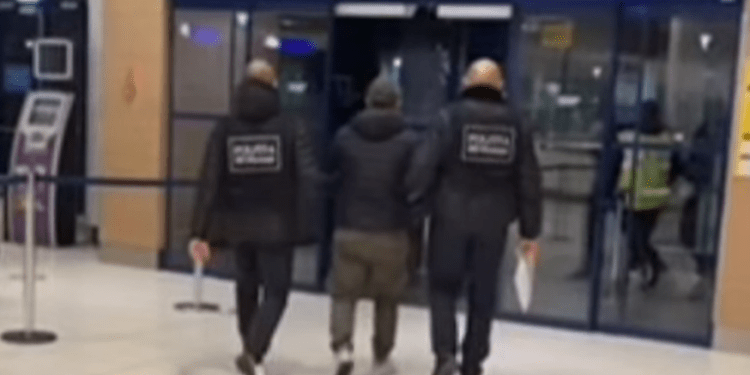 Era căutat prin Interpol pentru omor și tâlhărie. Un tânăr de 26 de ani, extrădat din Italia