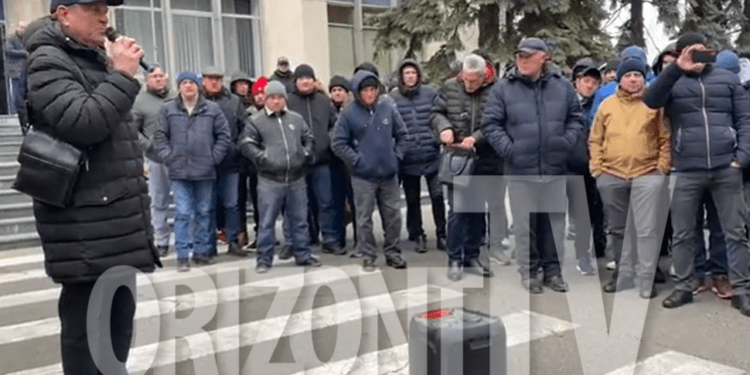 „Am venit că ne-a ajuns cuțitul la gât”. Agricultorii din peste 20 de raioane protestează în fața Guvernului