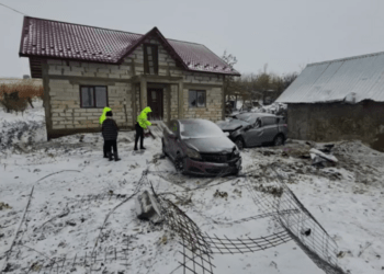 Accident grav în România, provocat de o șoferiță din Republica Moldova. momentul în care intră în gardul unei gospodării | VIDEO