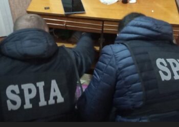 Percheziții la un grup criminal organizat specializat în migrația ilegală. Printre suspecți – angajați MAI