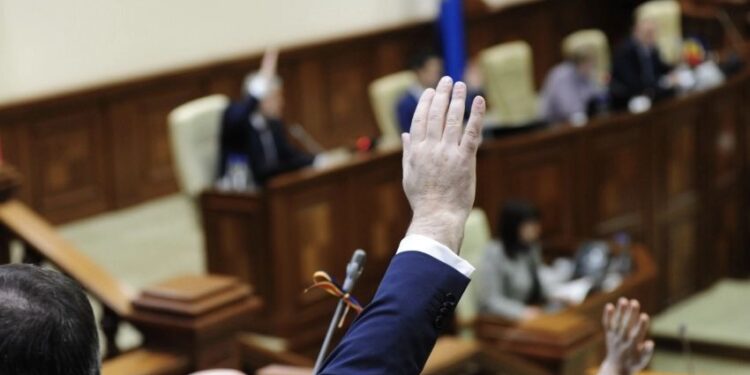 Proiectul privind aplicarea măsurilor restrictive, aprobat de PAS, dar criticat de experți: Este ilegal, împotriva statului de drept și nu corespunde Constituției | VIDEO