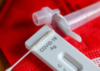 Avertismentul OMS: COVID-19 circulă, evoluează şi se schimbă. „Trebuie să rămânem vigilenți”