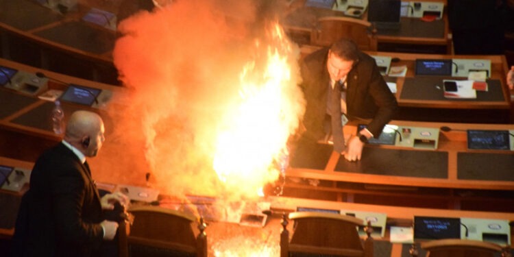 Scene de groază în Parlamentul Albaniei: Opoziția a aprins un foc în timp ce se dezbătea bugetul pe 2024