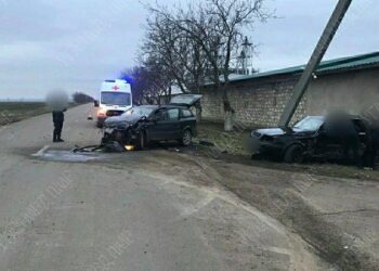 Accident teribil în stânga Nistrului: Două automobile au fost distruse, iar unul dintre șoferi a fost preluat de ambulanță