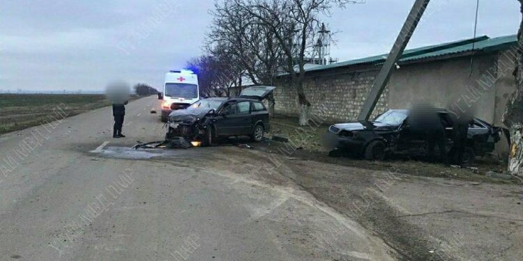 Accident teribil în stânga Nistrului: Două automobile au fost distruse, iar unul dintre șoferi a fost preluat de ambulanță