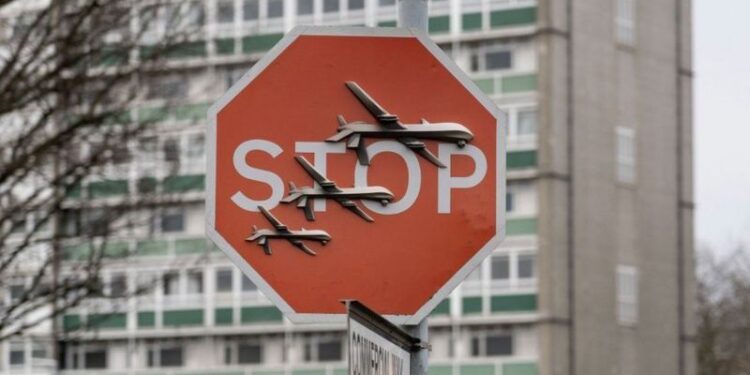 Полиция Лондона задержала подозреваемых в краже антивоенной работы Бэнкси. Ее украли через час после появления