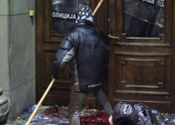 Сербия: протестующие попытались взять штурмом мэрию Белграда. Оппозиция обвиняет Вучича в подтасовке выборов
