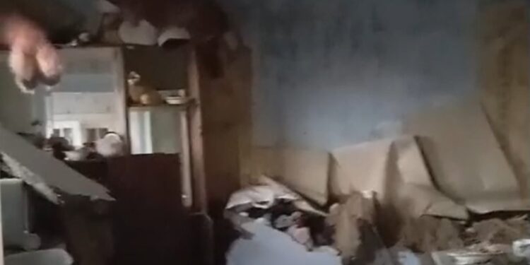 Все трое в больнице: в Каушанах на детей обрушился потолок в доме