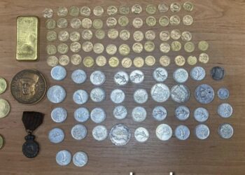 Un bărbat a încercat să aducă în Moldova monede și un lingou din aur. Ce a declarat la vamă