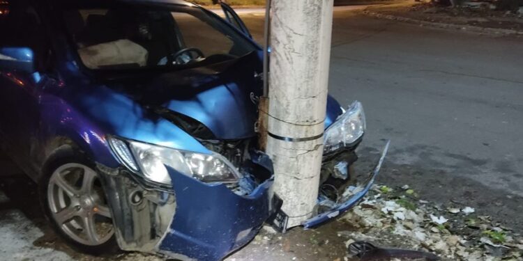 Ночная авария в столице: Автомобиль вылетел с дороги и врезался в столб