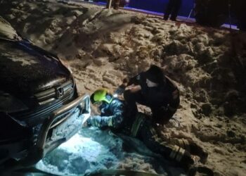 Снегопад вновь вызвал коллапс на дорогах: на помощь водителям, попавшим в ДТП, пришли спасатели