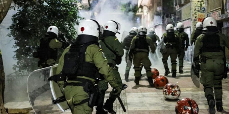 В Афинах 150 болельщиков напали на полицейских