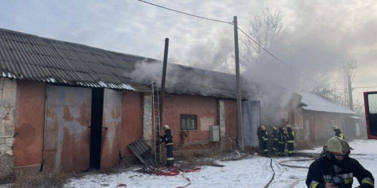 Есть пострадавший: в Бельцах загорелся промышленный склад
