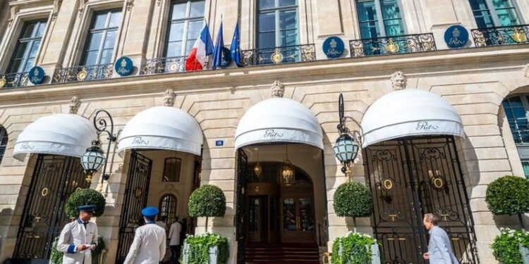 Кольцо с бриллиантом стоимостью 750 тыс. евро нашли в пылесосе в парижском отеле