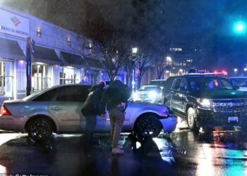 В кортеж Джо Байдена врезался автомобиль. Президент США не пострадал