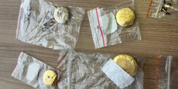 Драгоценная контрабанда: таможенники пресекли попытку незаконного ввоза золота