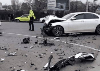 Не поделили дорогу в Яссах: водителями столкнувшихся легковушек были молдаване