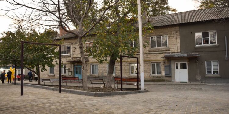 Зоны отдыха, игровые площадки и новые скамейки: В рамках широкомасштабной программы, в Оргееве отремонтирован еще один двор