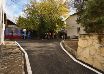 „Aşa ceva n-a fost niciodată în cei 70 de ani ai mei, mulțumiri lui Ilan Mironovici”. Încă o curte a fost reparată și amenajată la Orhei | VIDEO