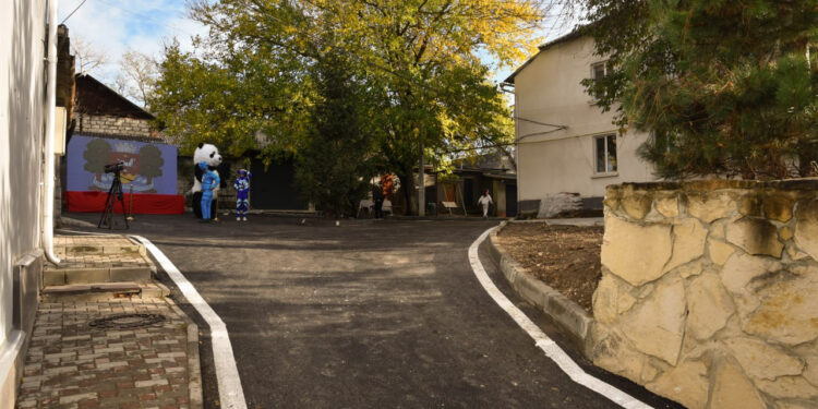 „Aşa ceva n-a fost niciodată în cei 70 de ani ai mei, mulțumiri lui Ilan Mironovici”. Încă o curte a fost reparată și amenajată la Orhei | VIDEO