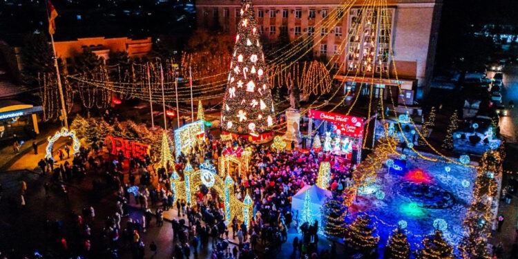 Municipiul Orhei, cuprins de feeria sărbătorilor de iarnă. Mii de oameni au participat la inaugurarea celui mai mare brad din țară. Ilan Șor: „Orașul nostru va fi mereu capitala sărbătorilor de iarnă” | VIDEO