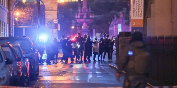 Primele imagini cu intervenția polițiștilor din timpul atacului de la Praga