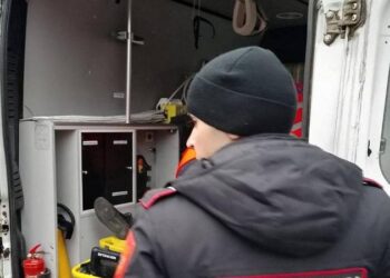 I s-a făcut rău în plină stradă: Un bărbat, ajutat de carabinieri și transportat la spital