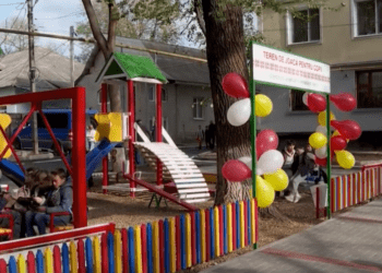 „70 de ani şi ceva are casa şi aşa ceva n-a fost încă, n-avem cuvinte de mulţumire”. Încă o curte a fost renovată în municipiul Orhei, grație echipei lui Ilan Șor: Nu este altceva decât un miracol de Anul Nou, spun oamenii | VIDEO