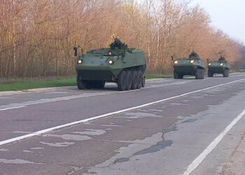 Tehnică militară pe drumurile din țară. Care este cauza