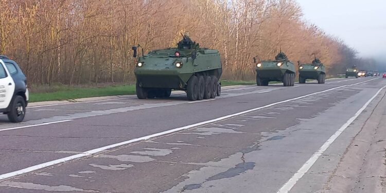 Tehnică militară pe drumurile din țară. Care este cauza