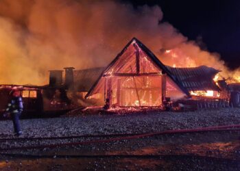 Incendiu uriaș la o pensiune din România: Un copil și un adult au murit. Alte 6 persoane sunt date dispărute