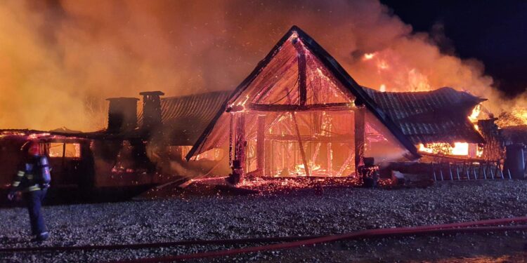 Incendiu uriaș la o pensiune din România: Un copil și un adult au murit. Alte 6 persoane sunt date dispărute