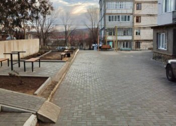 „La noi a devenit foarte frumos orașul”. În Taraclia a fost renovată încă o curte de pe strada Ștefan cel Mare, cu sprijinul echipei lui Ilan Șor | VIDEO