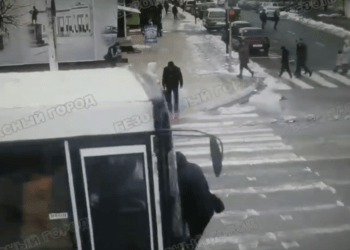 Попал под автобус: В Бендерах мужчина вышел на проезжую часть на красный свет светофора