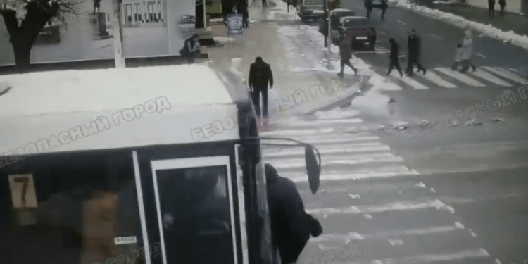 Попал под автобус: В Бендерах мужчина вышел на проезжую часть на красный свет светофора