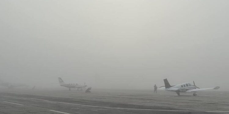 Traficul aerian, dat peste cap din cauza ceții: Mai multe curse întârzie