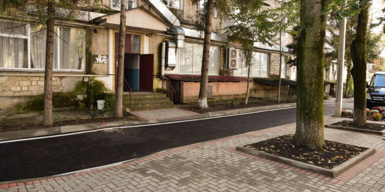 Новые скамейки, урны и тротуары, удобная детская площадка и парковка. Еще один двор в муниципии Оргеев был успешно отремонтирован и модернизирован, при поддержке почётного примара Илана Шора | VIDEO