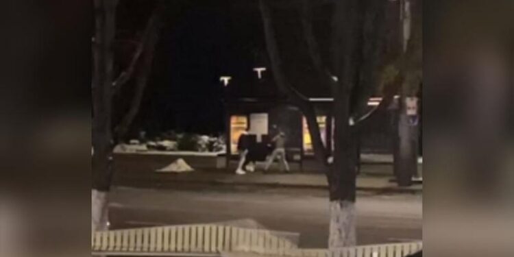 Incident în Capitală: Un tânăr, lovit cu pumnii și picioarele de alți doi, la o stație