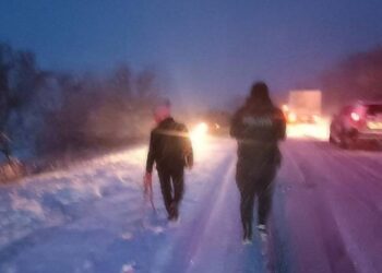 Ninsoarea dă bătăi de cap șoferilor din Căușeni: Un autocamion a derapat de pe traseu și a blocat circulația