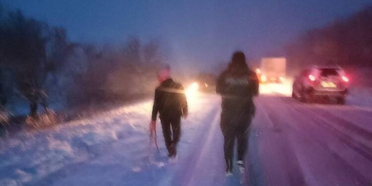 Ninsoarea dă bătăi de cap șoferilor din Căușeni: Un autocamion a derapat de pe traseu și a blocat circulația