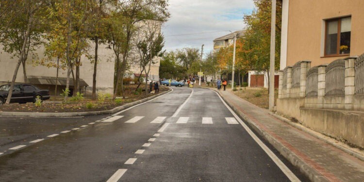 Echipa lui Ilan Şor continuă să modernizeze Orheiul: Strada Ion Iachir, mai bogată cu trotuare şi parcări suplimentare, dar și extinsă de două ori pentru a elimina ambuteiajele | VIDEO