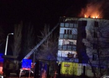 Un apartament, mistuit de flăcări, iar alte 10 – inundate: Incendiu devastator, produs într-un bloc din Tiraspol