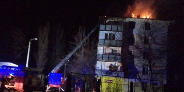 Un apartament, mistuit de flăcări, iar alte 10 – inundate: Incendiu devastator, produs într-un bloc din Tiraspol